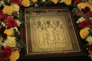 11 февраля накануне дня памяти трех святителей митрополит Кирилл возглавил праздничное всенощное бдение