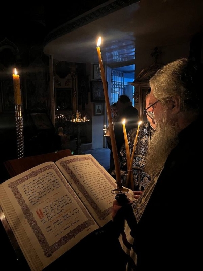 Митрополит Евгений совершил чин пассии со чтением акафиста Страстям Христовым