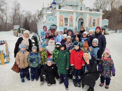 В первый день Нового года воспитанники нашей Воскресной школы встретили сказочных гостей, которые пришли помолиться и испросить благословения на труды в новом году!