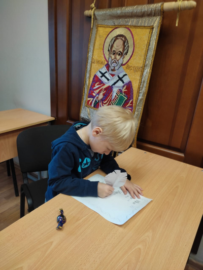 Дошкольники познакомились с творением Кирилла и Мефодия - славянской грамотой, сделали перья-ручки и попробовали писать буквы.