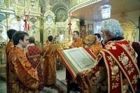 На Радоницу митрополит Кирилл совершил заупокойное богослужение в Иоанно-Предтеченском соборе